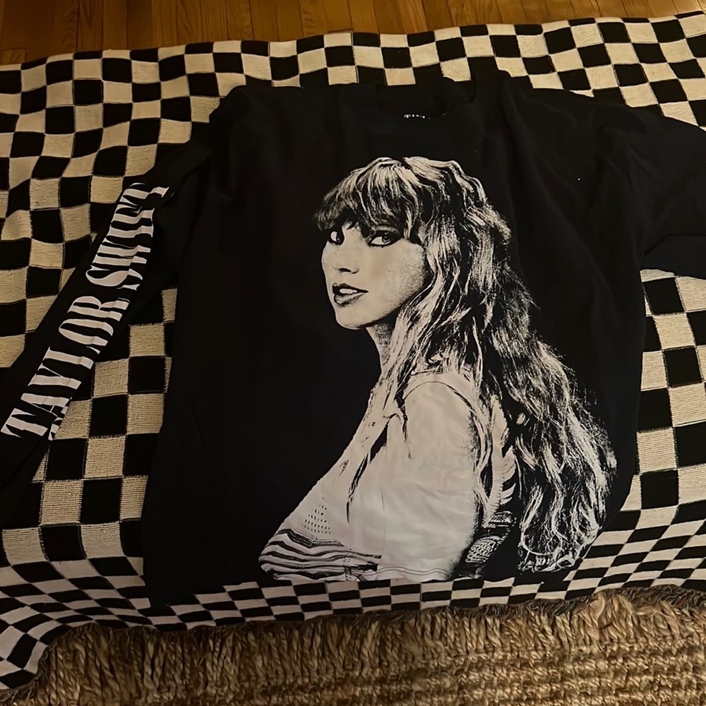 Authentic Taylor Swift concert t-shirt from Chicago show!